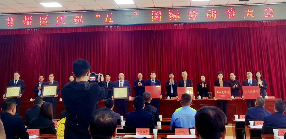 时代呼唤劳模精神、劳动精神、工匠精神